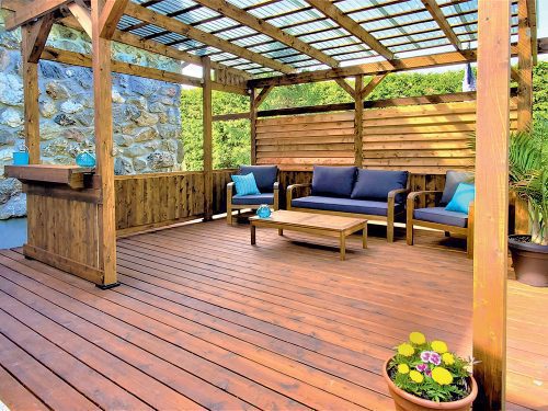 OIL: AN ADVANTAGEOUS OPTION TO PROTECT YOUR WOODEN PATIO